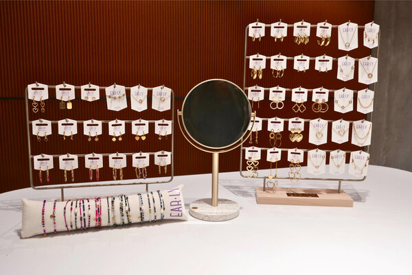 Sieraden verkopen in jouw salon of boetiek: Waar moet je aan denken?